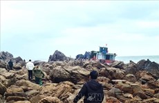 成功救助在广宁关灿海域遇险的两名中国船员