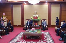 和平省与老挝华潘省扩大多领域的合作关系