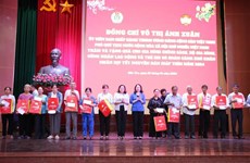 越南国家副主席武氏映春向槟椥贫困人员送上春节慰问品