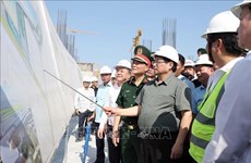 越南政府总理范明政视察新山一机场T3航站楼项目施工现场