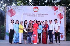 “越南家庭收养老挝和柬埔寨留学生”项目加深了友好情谊
