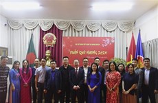  “家乡之春”向孟加拉国友人推广越南传统文化