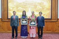 两名外国人荣获承天顺化省名誉公民称号