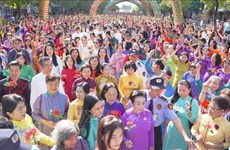 超5000名身穿奥黛的妇女参加“我爱越南奥黛”游行活动