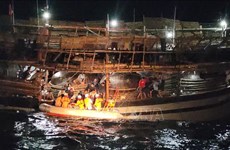 越南海上救援力量及时救助海上遇险船员