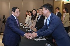 越南政府总理范明政会见在新西兰越南科研人员和新西兰企业家代表