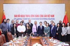 美国共产党代表团访问越南