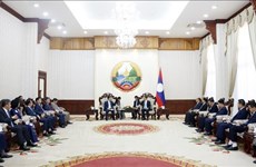 老挝总理希望两国首都成为越老地方间合作的典范