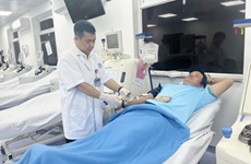 越南无偿献血者为一名英国罕见血型患者献血