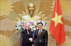 越南国会主席王廷惠会见美国参议员克尔斯滕·吉利布兰德