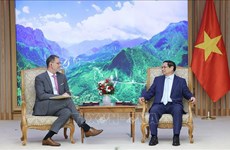 越南政府总理范明政会见法国新任驻越南大使
