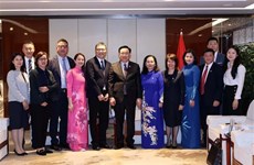 越南国会主席王廷惠会见中国各经济集团领导人