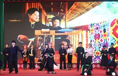 老街省举行2024年老街省各民族传统服装周