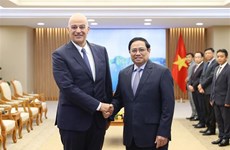 越南政府总理范明政会见希腊外长尼科斯