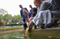 美国驻越南大使克里滕布林克在河内欢度“灶王节”