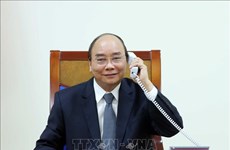 政府总理阮春福与埃克森美孚公司领导通电话