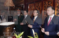 越南国家主席武文赏在2023年雄王节上向各位雄王敬香