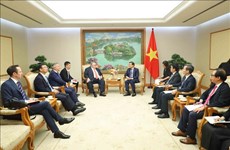越南政府副总理黎明慨会见国际清算银行总经理奥古斯丁·卡斯滕斯