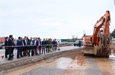 越南政府总理范明政视察海阳省部分重点工程项目