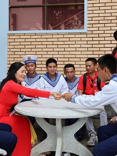 通过越南语课凝聚对祖国家乡海岛的热爱  