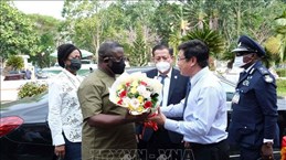 塞拉利昂共和国总统朱利叶斯·马达比奥走访九龙江三角洲水稻研究院
