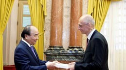 越南国家主席接受克罗地亚与塞内加尔两国新任驻越大使递交的国书