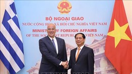 越南外交部长裴青山与希腊外长尼科斯举行会谈