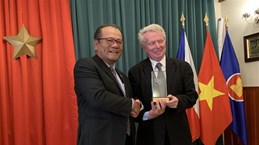 越南向捷克文学协会主席卡雷尔颁发第七次全国对外新闻奖奖项