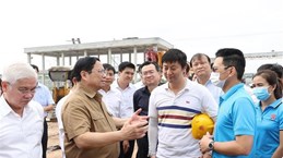 越南政府总理范明政视察平阳省重点基础设施项目实施情况