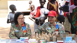 越南“蓝色贝雷帽医生”在南苏丹庆祝2·27医生节