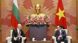 保加利亚国民议会议长耶利亚兹科夫圆满结束对越南的正式访问