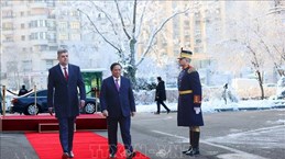 罗马尼亚总理马切尔·乔拉库举行仪式  欢迎越南政府总理范明政访罗