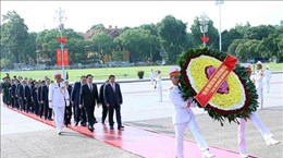 越南党和国家领导代表团缅怀各位英雄烈士并拜谒胡志明主席陵