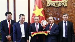 越南国家主席阮春福会见越南女国足和越南U23男足队教练
