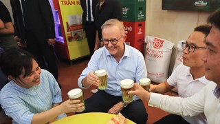 澳大利亚总理安东尼在河内古街品尝越南美食