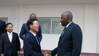越共中央宣教部部长武文赏会见科特迪瓦总理和国家勋位委员会主席
