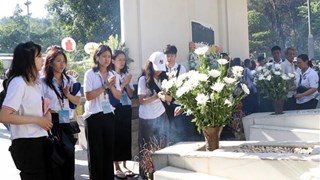  7·27荣军烈士日：海外越侨青年代表团在同禄三岔路口遗迹向各位英烈进香