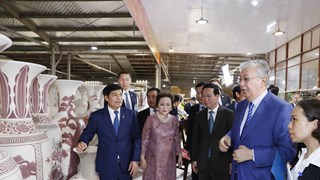 越南国家主席武文赏与哈萨克斯坦总统托卡耶夫参观朱豆陶瓷村