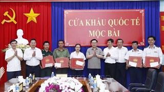 越南国会主席王廷惠赴木排国际口岸调研
