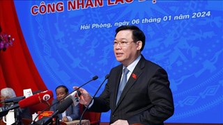 国会主席王廷惠在海防市展开与当地工人和劳动者选民接触活动
