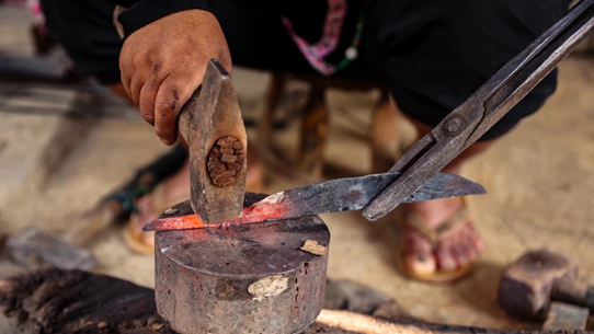 组图：来奠边省龙海村了解蒙族人的传统打铁工艺