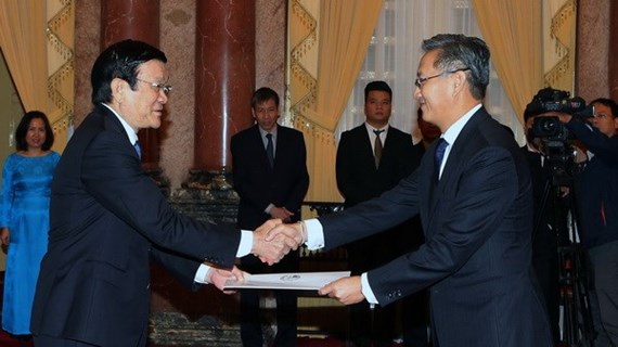 越南国家主席张晋创接受三国新任驻越大使递交的国书