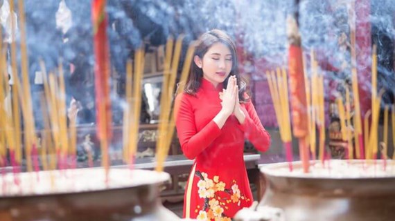 组图：新春伊始去寺庙烧香祈福-越南人过春节的文化之美