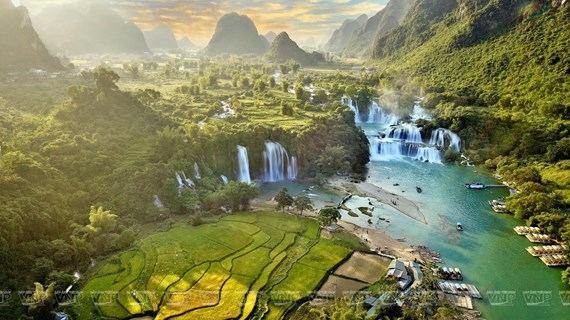 组图：越南旅游：秋天的板约瀑布