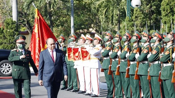越南国家主席阮春福视察第5军区春节值班及备战工作