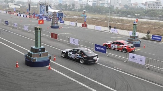 越南首次举行国际职业跑车比赛