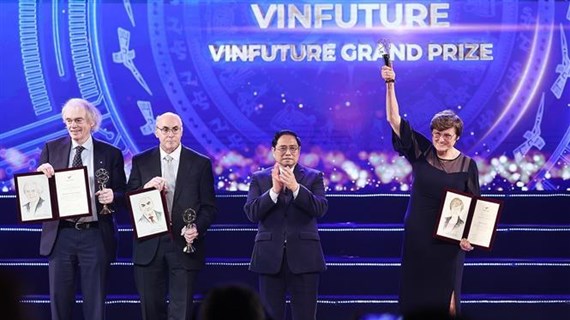 越南政府总理范明政出席VinFuture科技奖颁奖典礼