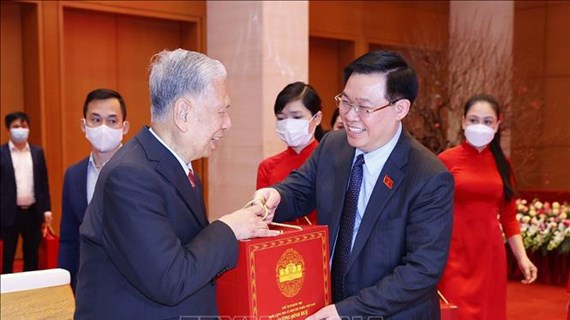 国会主席王廷惠在春节前夕会见历届国会原领导并向他们致以新春祝福