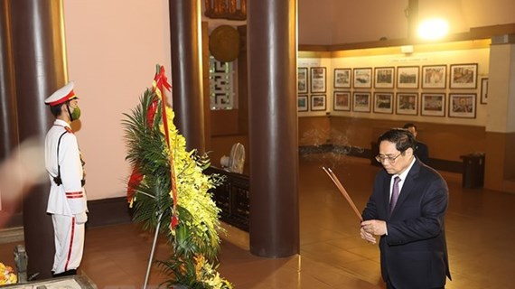 越南政府总理范明政在春节前夕走访清化省