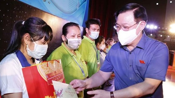 国会主席王廷惠出席在平阳省举行的2022年“春节团圆—平安之春”活动